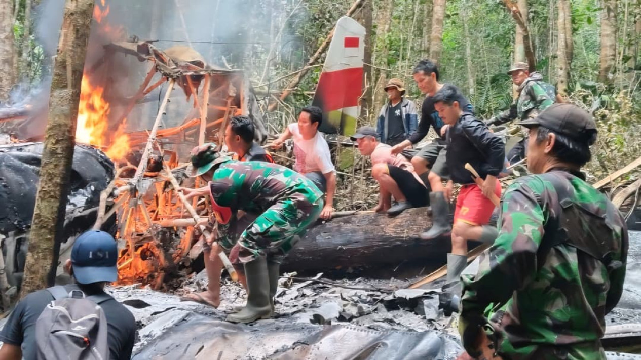 TNI Evakuasi Kecelakaan Pesawat Pelita Air di Pegunungan Krayan Timur, Kalimantan Utara
            - galeri foto