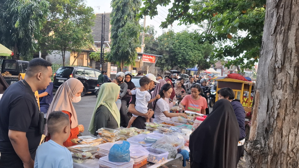 Berkah Ramadan, Penjual Takjil Dadakan Gerakkan Ekonomi di Jalan Cokroaminoto
            - galeri foto