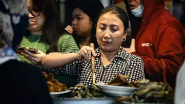 Masyarakat dari berbagai daerah khususnya Jakarta, berburu takjil jelang buka puasa hari pertama, di Bendungan Hilir, Jakarta Pusat, Kamis (19/2/2026)
