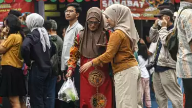 Masyarakat dari berbagai daerah khususnya Jakarta, berburu takjil jelang buka puasa hari pertama, di Bendungan Hilir, Jakarta Pusat, Kamis (19/2/2026)