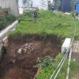 Talud Sungai Ambrol Diterjang Banjir Bandang, Akses Perumahan di Pati Terancam Putus