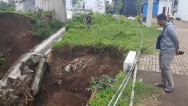 Talud Sungai Ambrol Diterjang Banjir Bandang, Akses Perumahan di Pati Terancam Putus