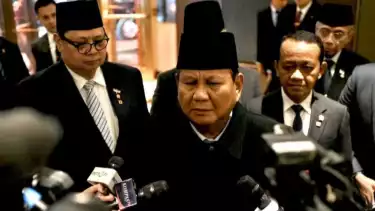Presiden Prabowo Subianto (tengah) menjawab pertanyaan wartawan setelah acara Konferensi Tingkat Tinggi (KTT) Dewan Perdamaian (Board of Peace/BoP) Gaza di Washington DC, Amerika Serikat, Kamis (19/2/2026).