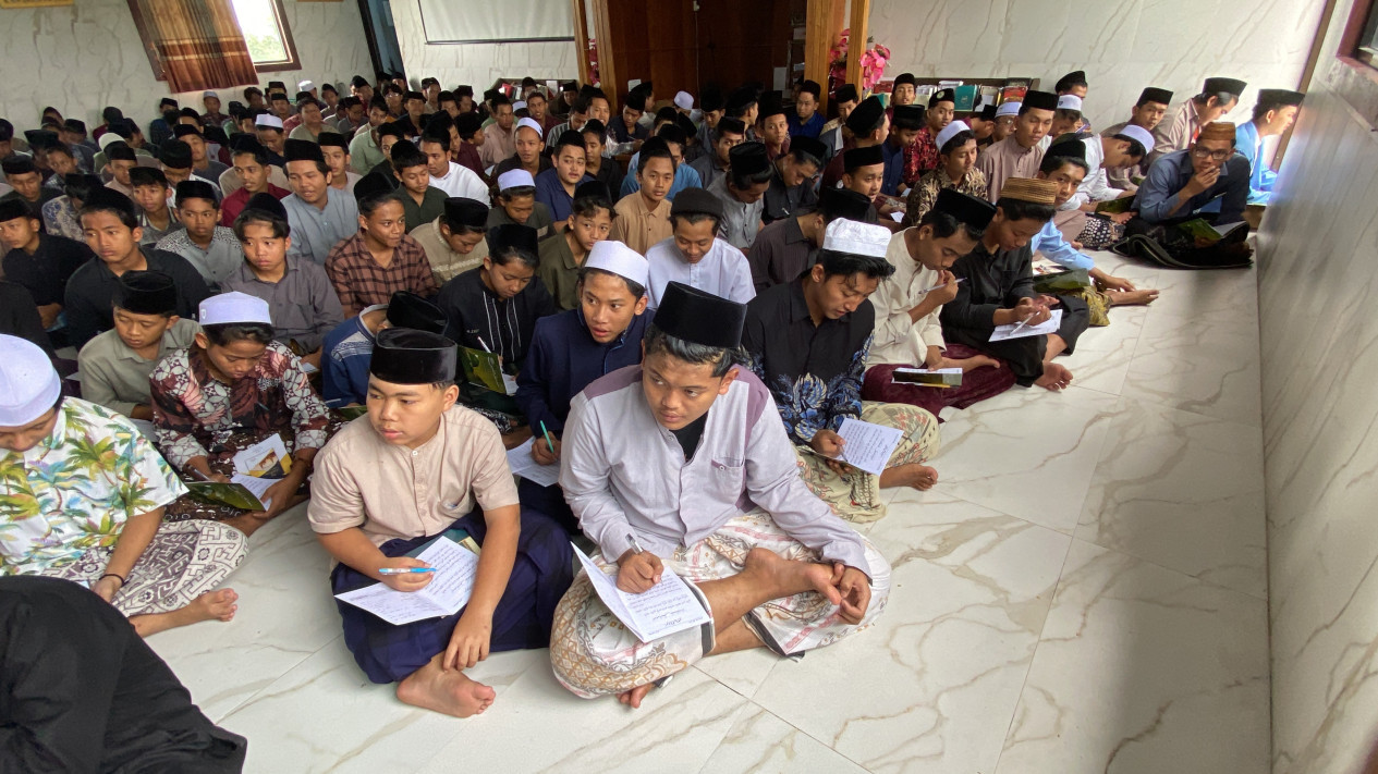 Ponpes di Jombang Mengaji Kitab Kuning Klasik dengan 3 Bahasa saat Ramadan
            - galeri foto