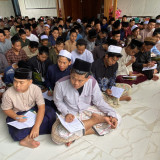 Ponpes di Jombang Mengaji Kitab Kuning Klasik dengan 3 Bahasa saat Ramadan