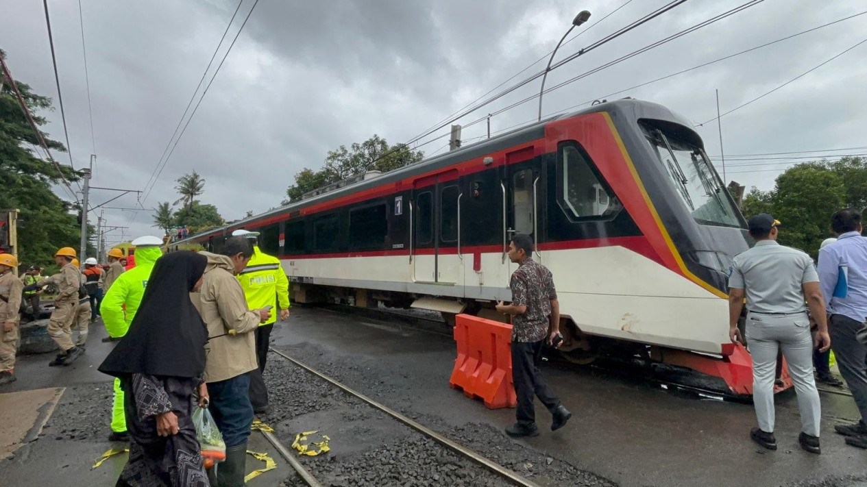 Detik-detik Kereta Bandara Tertemper Truk hingga Satu Rangkaian Anjlok, Perjalanan Sampai Terganggu
            - galeri foto