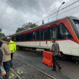 Detik-detik Kereta Bandara Tertemper Truk hingga Satu Rangkaian Anjlok, Perjalanan Sampai Terganggu