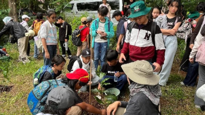 Edukasi Alam di Tahura Bunder Gunungkidul: Puluhan Siswa Kinderstation Belajar Tanam Pohon hingga Beri Makan Rusa