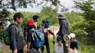 Puluhan siswa dari Kinderstation Primary School menggelar kegiatan outing class yang seru di Taman Hutan Raya (Tahura) Bunder, Playen, Gunungkidul.
