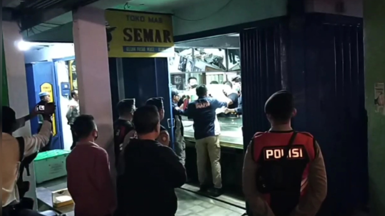 Penggeledahan Bareskrim di Nganjuk: Dua Kotak Diduga Berisi Emas dan Dokumen Disita dari Toko Semar
            - galeri foto