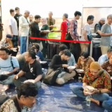 Ratusan Porsi Makanan Buka Puasa Bersama Pengemudi Ojol dan Musafir Disediakan di Masjid Ash-Shobirin Rungkut Surabaya