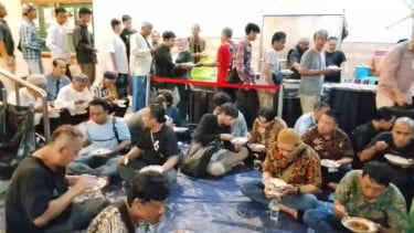 Ratusan Porsi Makanan Buka Puasa Bersama Pengemudi Ojol dan Musafir Disediakan di Masjid Ash-Shobirin Rungkut Surabaya