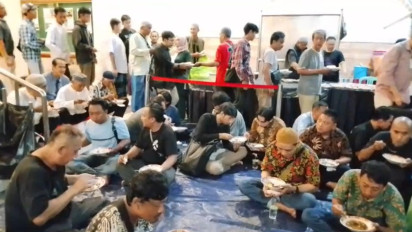 Ratusan Porsi Makanan Buka Puasa Bersama Pengemudi Ojol dan Musafir Disediakan di Masjid Ash-Shobirin Rungkut Surabaya