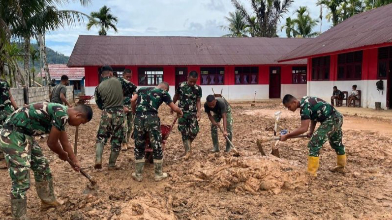 TNI Gencarkan Pembersihan SDN di Tapteng Demi Percepat Aktivitas Belajar
            - galeri foto