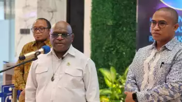 Natalius Pigai Balas Sentilan Ketua BEM UGM Terkait MBG: Seirama dengan HAM!