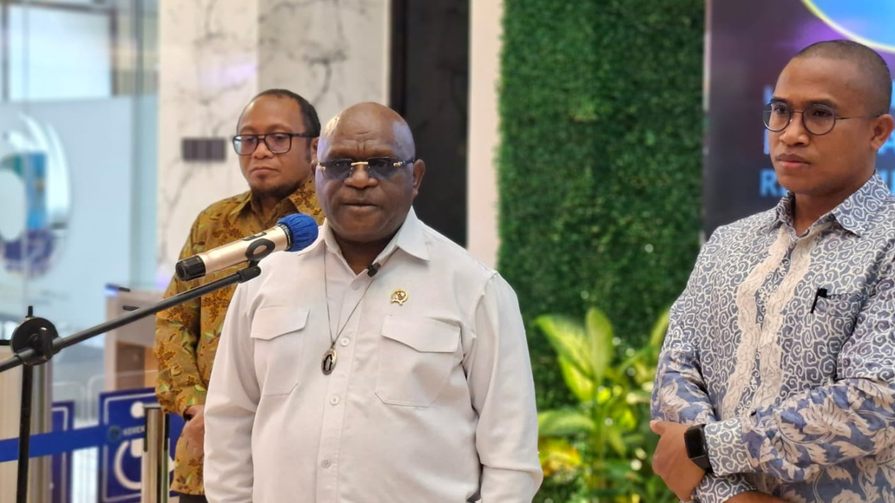 Menteri HAM Natalius Pigai Pasang Badan untuk Program MBG, Sebut Pihak yang Menolak Sebagai Penentang Hak Asasi
            - galeri foto