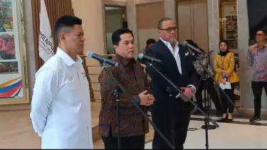 Ketua Komite Olahraga Indonesia (KOI) Raja Sapta Oktohari, Menteri Pemuda dan Olahraga Erick Thohir serta Duta Besar Indonesia untuk Malaysia, Raden Dato Mohammad Iman Hascarya Kusumo