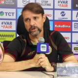 Keluhan Mauricio Souza Soal JIS Usai Persija Tundukkan PSM 2-1: Rumput Tak Ideal dan Tanpa VAR