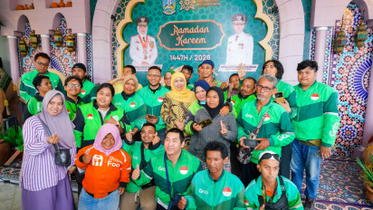 Genap 1 Tahun Dilantik Presiden Prabowo, Gubernur Khofifah dan Wagub Emil Santuni Anak Yatim dan Pengemudi Ojol