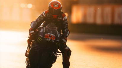 Momen Fabio Quartararo Tertangkap Kamera Acungkan Jari Tengah ke Motor Yamaha pada Tes Pramusim MotoGP 2026 di Sirkuit Buriram