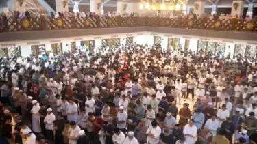 Shalat Tarawih di Masjid Nurul Wathon di kawasan Stadion Pakansari, Cibinong, Kabupaten Bogor, Jawa Barat