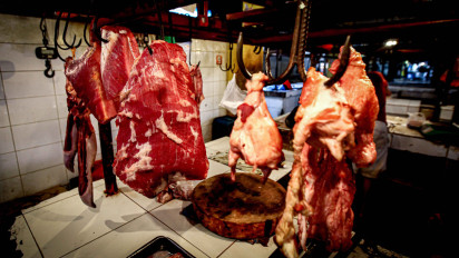 Berita Foto: Harga Daging Sapi Stabil di H+2 Ramadan, Pedagang Tidak Berani Menaikkan Harga