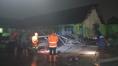 Puting Beliung Terjang Jombang, Atap Musala MI Miftahul Ulum Terbang hingga Rusak Parah