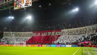 Suporter Ajax di Laga Debut Maarten Paes