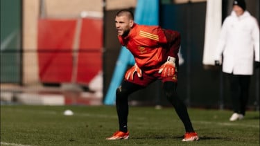 Gagal Catat Clean Sheet saat Debut untuk Ajax, Maarten Paes Panen Kritikan dari Suporter Belanda