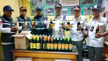 Satpop PP sita 637 botol miras di Jakarta Utara, Minggu (22/2/2026).