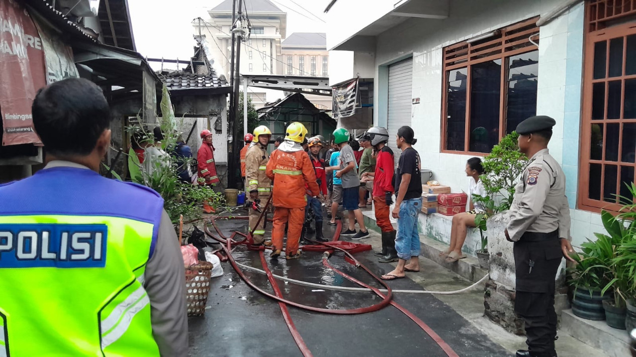 Api dari Korsleting Listrik Sambar Kembang Api, Rumah Warga di Sleman Hangus Terbakar
            - galeri foto