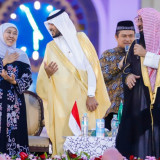 Gubernur Khofifah Buka Puasa Bersama Ribuan Warga, Nikmati Kurma dari Raja Salman