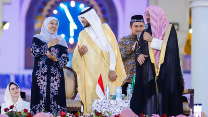 Gubernur Khofifah Buka Puasa Bersama Ribuan Warga, Nikmati Kurma dari Raja Salman