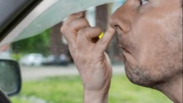 Tidak Sengaja Ngupil saat Puasa, Apakah Batal? Tegas Buya Yahya Menjawab Begini