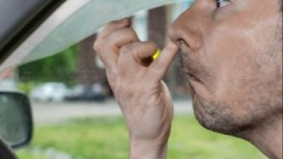 Tidak Sengaja Ngupil saat Puasa, Apakah Batal? Tegas Buya Yahya Menjawab Begini