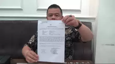 Dedy, juru bicara Plt Camat Medan Kota saat menunjukkan salinan laporan
