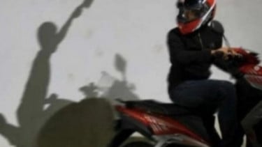 Viral, Maling Beratribut Ojol Nekat Curi Motor di Depan Polsek Jagakarsa