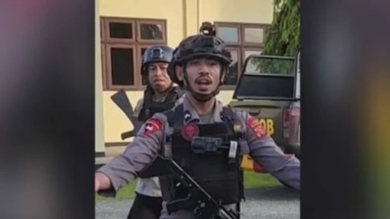 Kronologi Kejadian Versi Ayah Korban Tewas yang Dianiaya Anggota Brimob di Maluku, Bantah Anaknya Ikut Balap Liar: Menyesatkan!
            - galeri foto