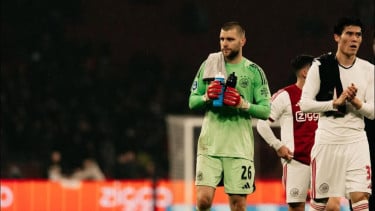 Debut Gemilang Maarten Paes di Ajax Amsterdam: 7 Save Spektakuler, Langsung Jadi Kiper Nomor 1?