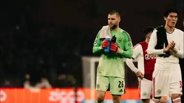 Debut Gemilang Maarten Paes di Ajax Amsterdam 7 Save Spektakuler, Langsung Jadi Kiper Nomor 1