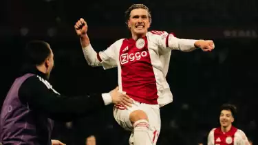 Selebrasi Mika Godts usai cetak gol untuk Ajax di menit ke-39