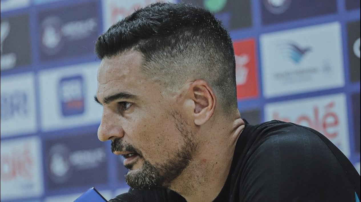 Gol Persita Tangerang Dianulir Kontra Persib Bandung, Begini Pernyataan Carlos Pena soal Wasit Super League
            - galeri foto