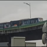 Bus Transjakarta Adu Banteng di Jalur Langit Cipulir, Kaca Depan Hancur Berantakan