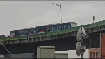 Bus Transjakarta Adu Banteng di Jalur Langit Cipulir, Kaca Depan Hancur Berantakan