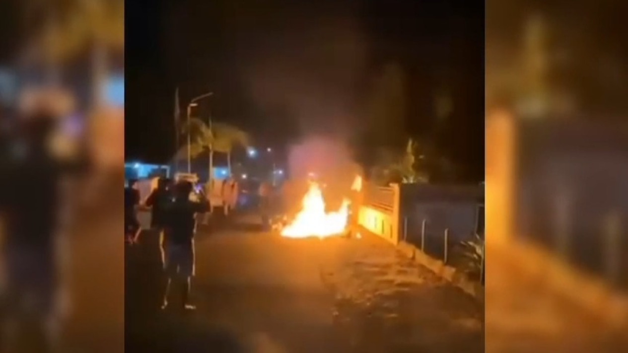 Dua Terduga Curanmor di Jombang Babak Belur Diamuk Massa, Motor Pelaku Dibakar Warga
            - galeri foto