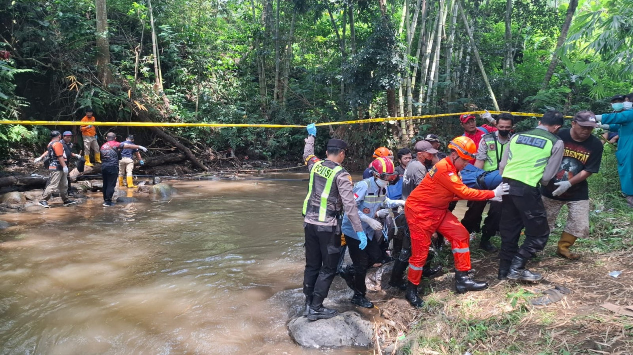 Polres Malang Tangkap Terduga Pelaku Pembunuhan Remaja di Sungai Kedung Winong
            - galeri foto