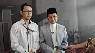 Menteri Agama Nasaruddin Umar (kanan) bersama Juru Bicara Komisi Pemberantasan Korupsi Budi Prasetyo memberikan keterangan di Gedung Pusat Edukasi Antikorupsi KPK, Jakarta, Senin (23/2/2026).