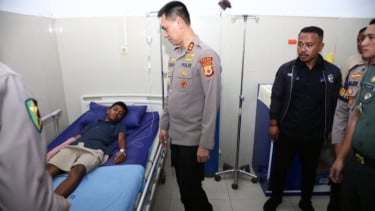 Suasana Haru di RS Latumeten: Kapolda Maluku Minta Maaf Langsung ke Keluarga Korban Keberingasan Oknum Brimob