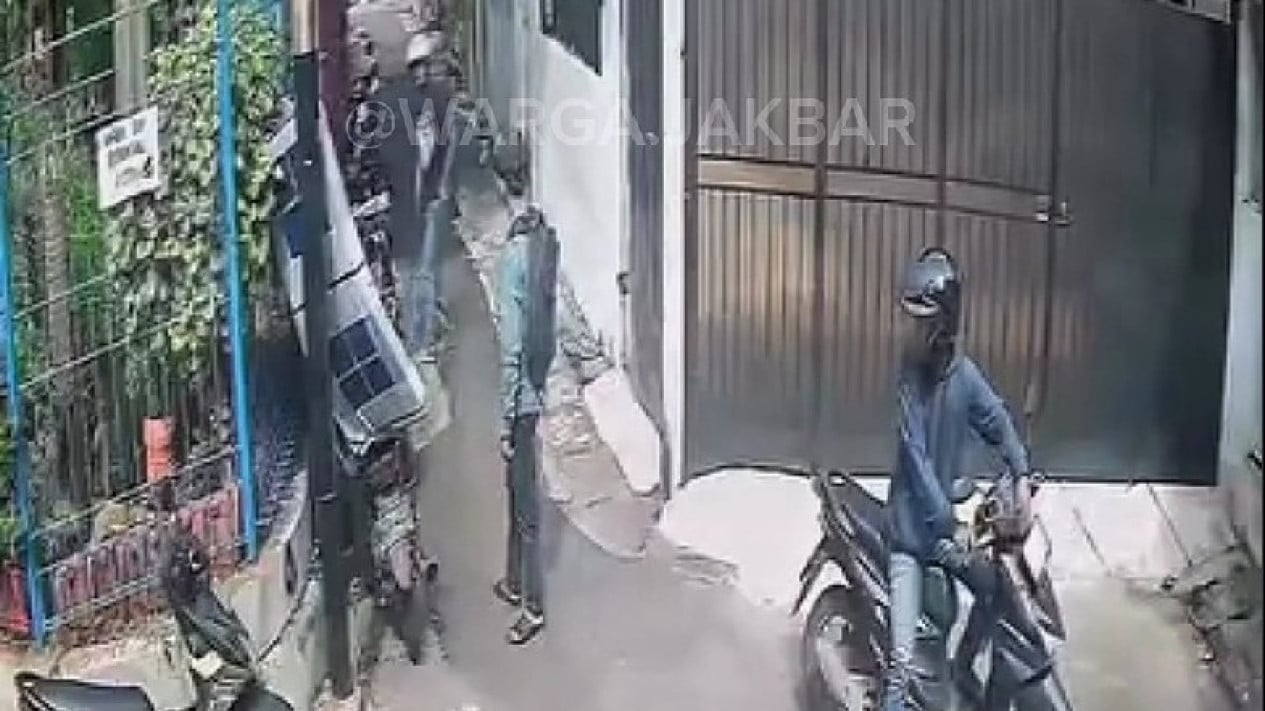Viral Pelaku Curanmor Beraksi di Siang Bolong Pakai Senpi di Tanjung Duren
            - galeri foto
