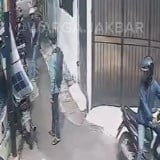 Viral Pelaku Curanmor Beraksi di Siang Bolong Pakai Senpi di Tanjung Duren